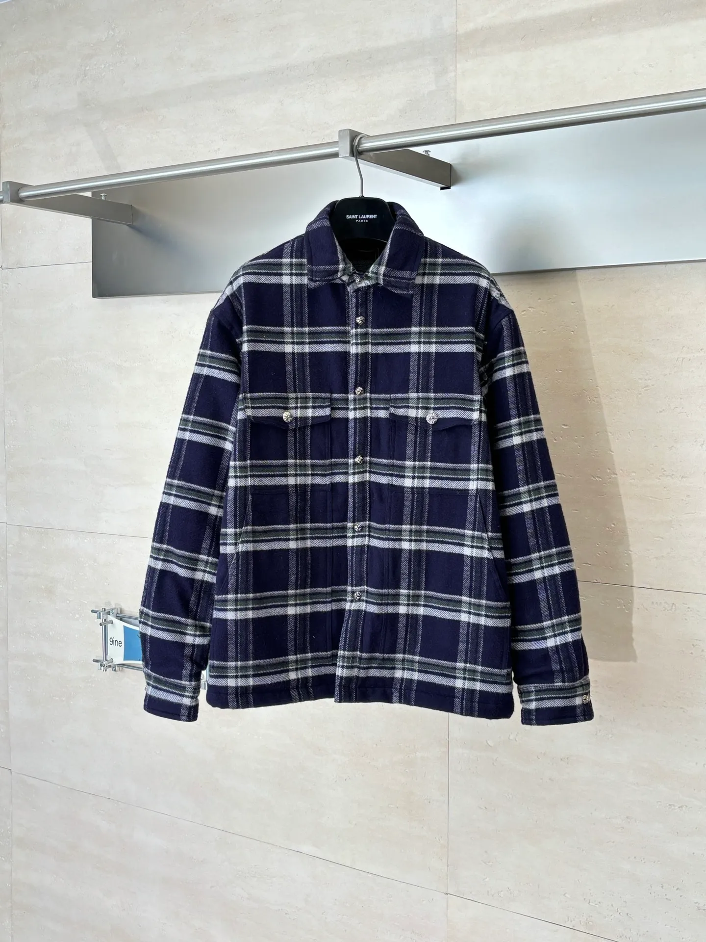 P670 Chrome Heart*/Chrome Heart Contrast Plaid Lapel Shirt Jacket. The fabric is made of 100% cotton fabric to create a navy blue main tone plaid. The rough plaid lines blend into the brand's iconic Gothic rebellious gene. The stiff cotton material supports the street silhouette, and the plush fabric inside adds softness and warmth. The collision of cold silver hardware and soft and warm inner wear is the dark aesthetic of Chrome Hearts' "symbiosis of hard core and gentleness". The autumn and winter layering has its own rock and roll accent.  Size：S/M/L/XL